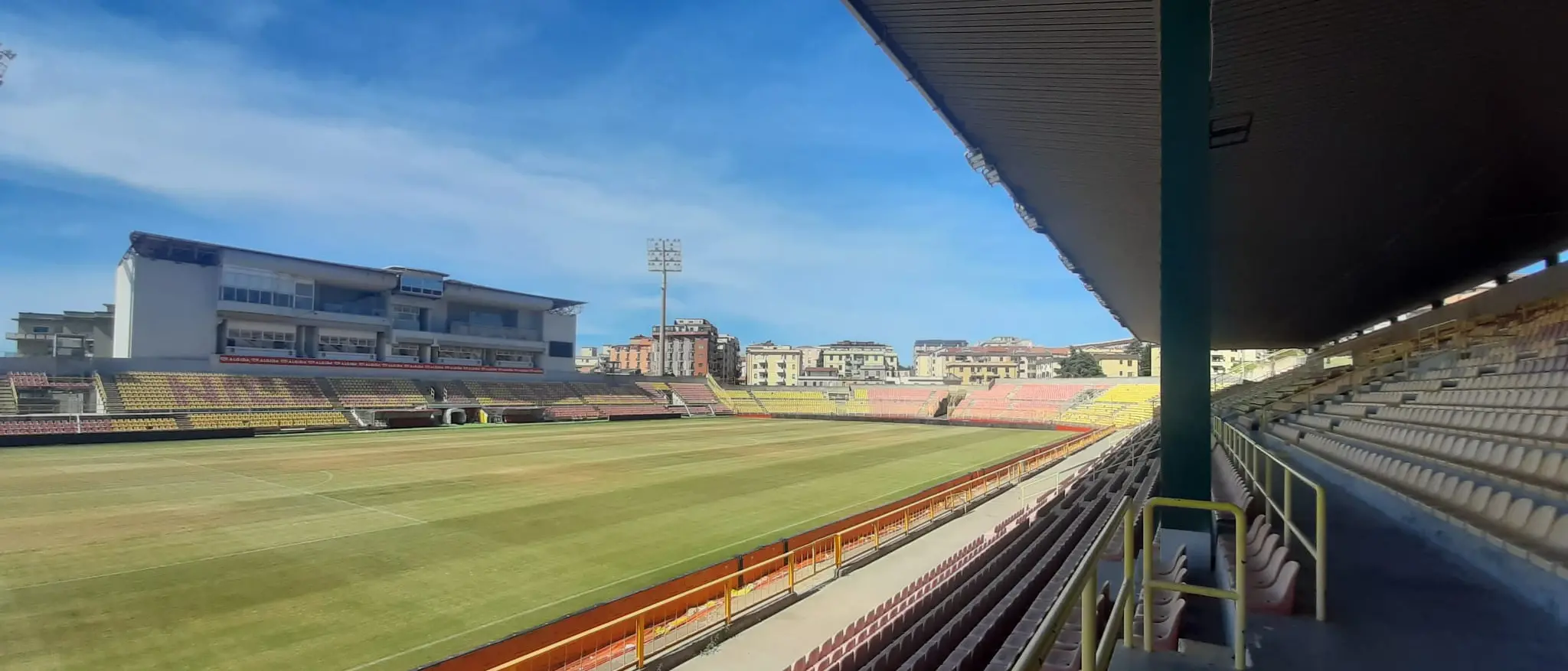 Catanzaro, lo stadio Ceravolo cambia volto: partiti i lavori per la nuova tribuna coperta –\u00A0VIDEO\n
