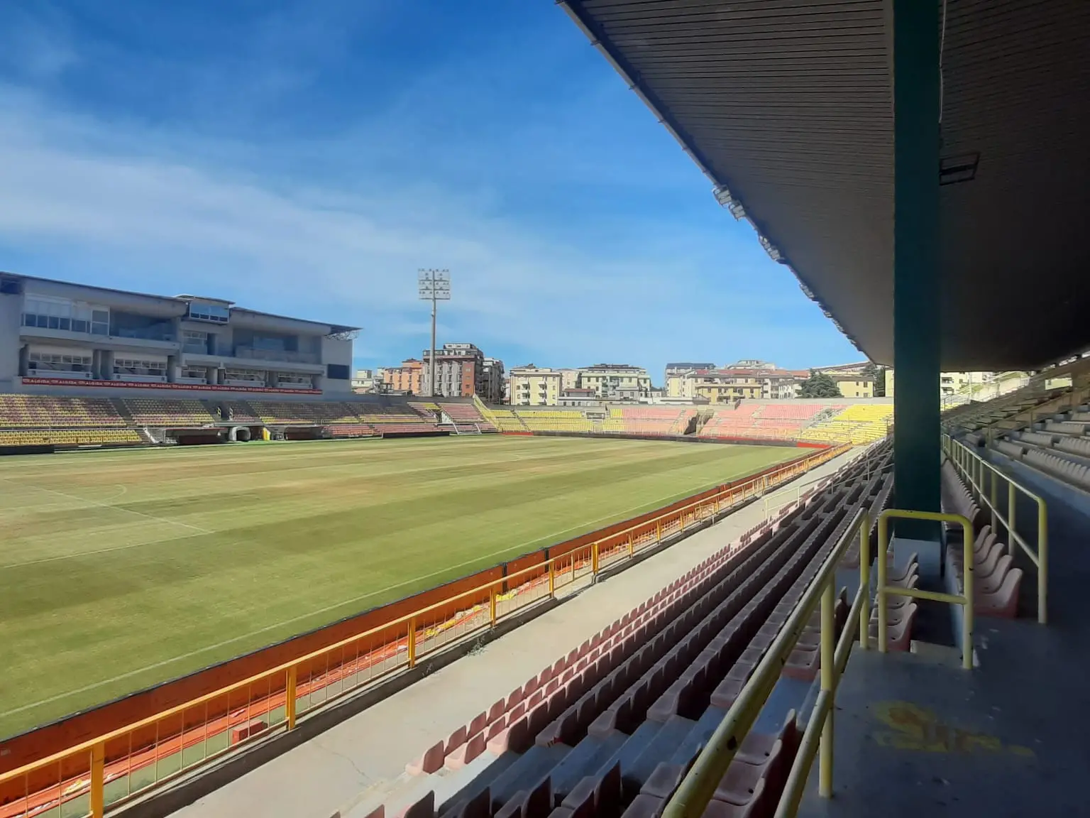 Catanzaro, lo stadio Ceravolo cambia volto: partiti i lavori per la nuova tribuna coperta – VIDEO