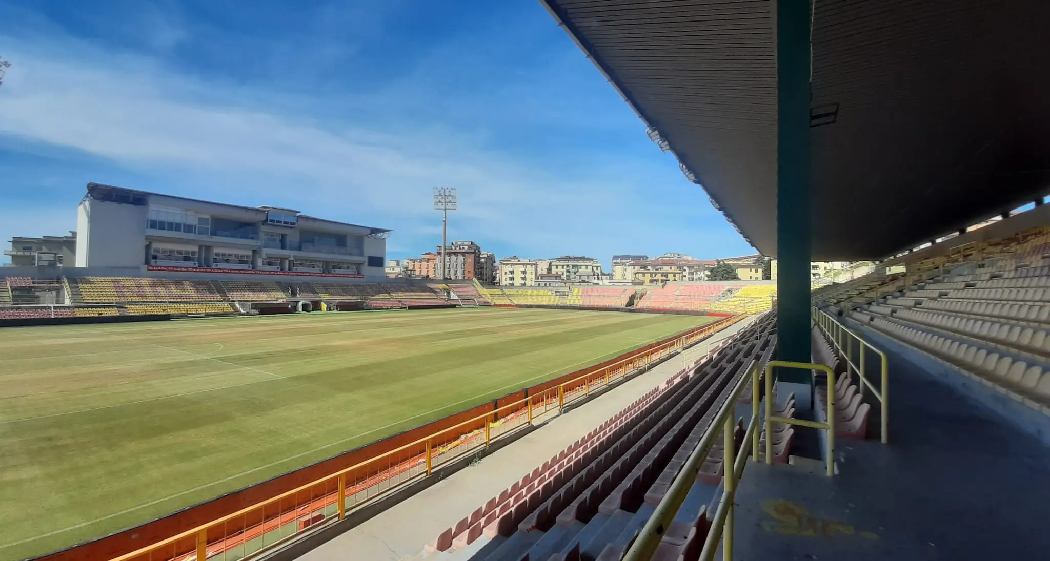 Primo giorno di lavori al Ceravolo: ruspe e operai in azione nella tribuna coperta