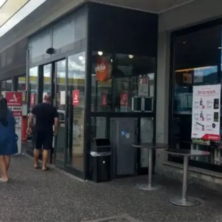 Bimba dimenticata in autogrill sulla A2, soccorsa dalla Polstrada