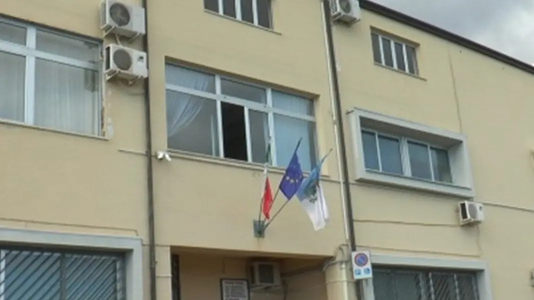 <p>Crosia, due dipendenti comunali <span style=\"color:hsl(0, 75%, 60%);\">presi a bastonate</span> nel cortile del Municipio</p>