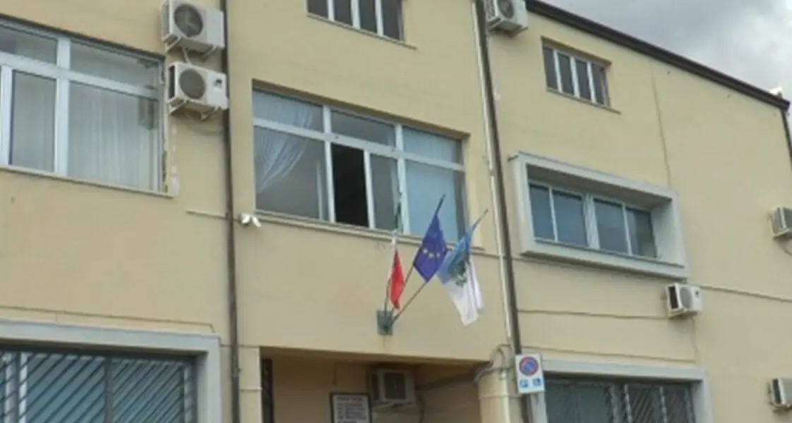 Crosia, due dipendenti comunali aggrediti nel cortile del Municipio\n