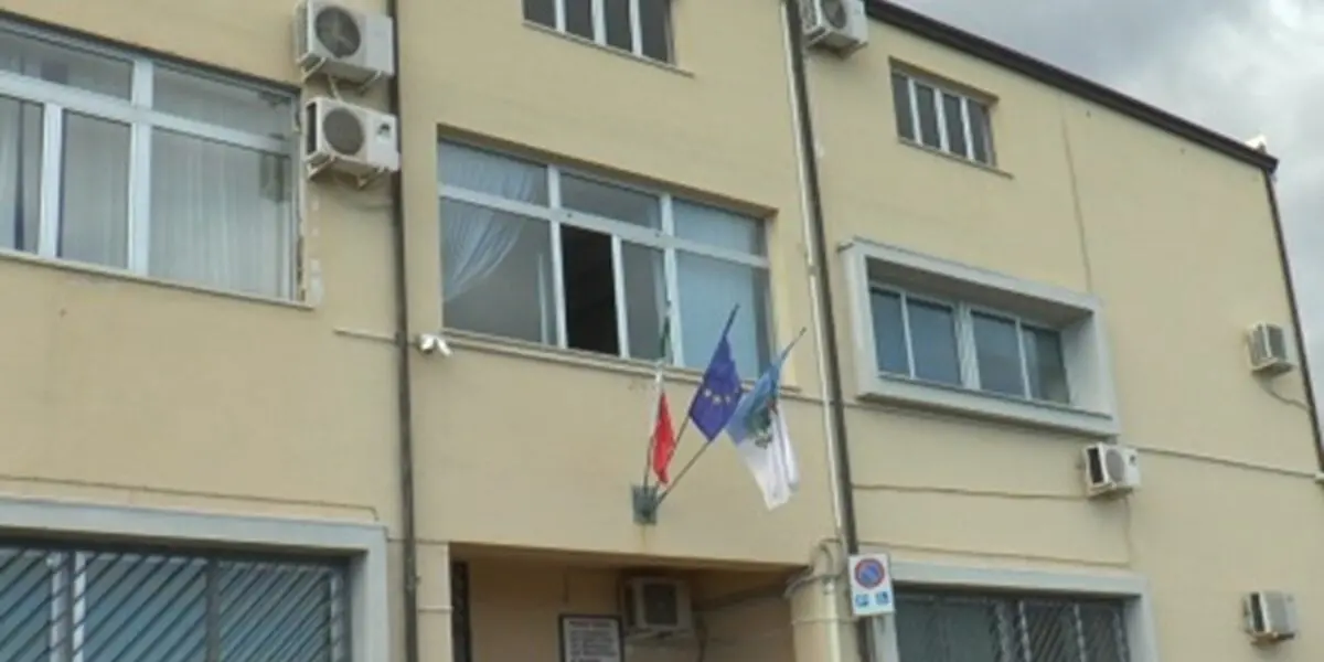 Crosia, due dipendenti comunali aggrediti nel cortile del Municipio\n