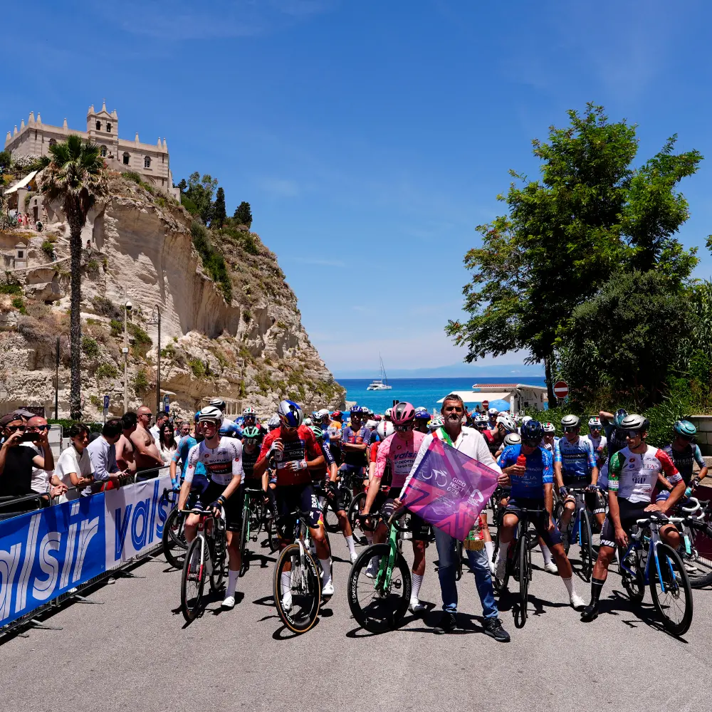 Giro Next Gen, partito da Tropea verso Crotone nella seconda tappa calabrese\n