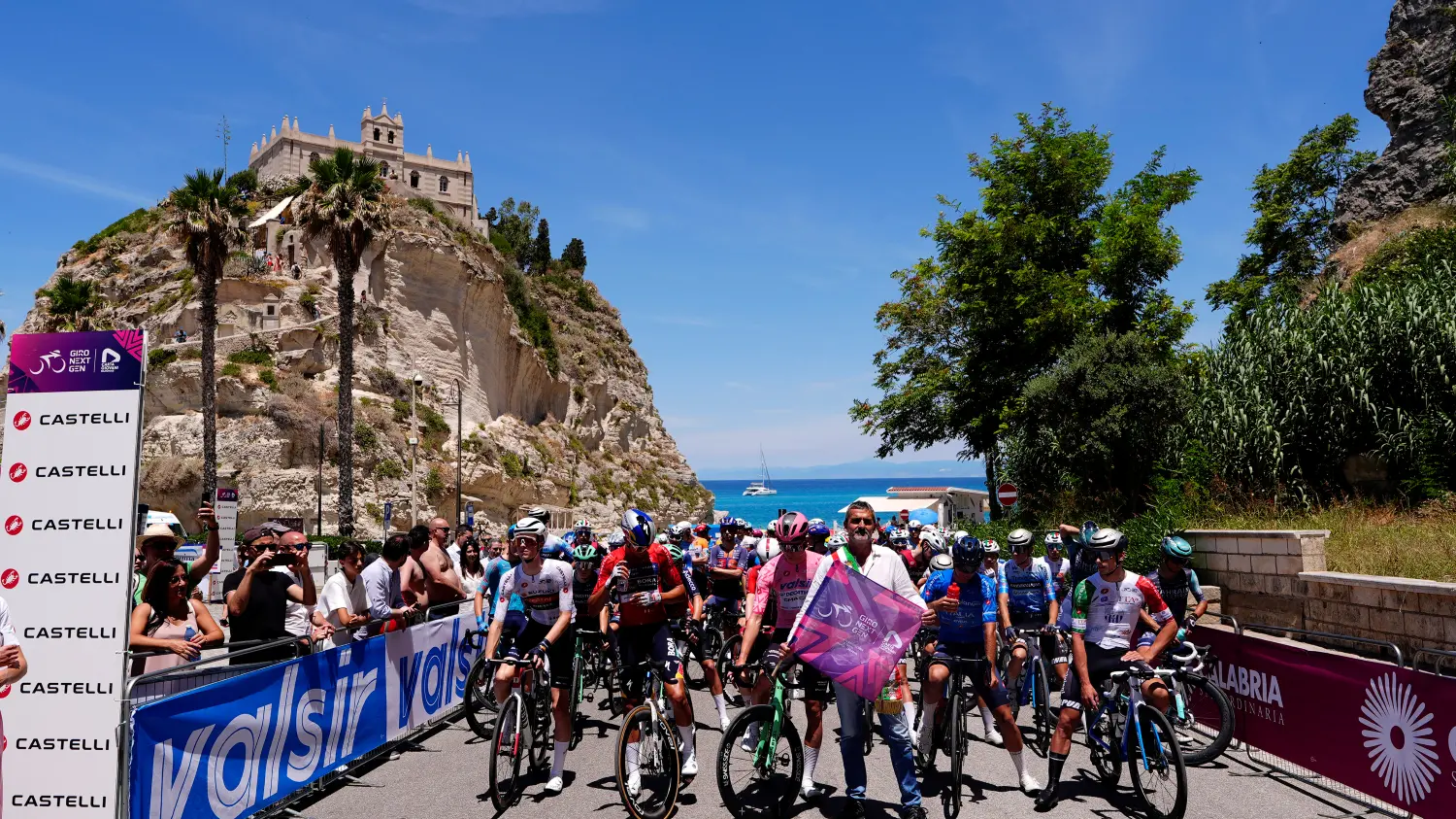 Giro Next Gen, partito da Tropea verso Crotone nella seconda tappa calabrese\n