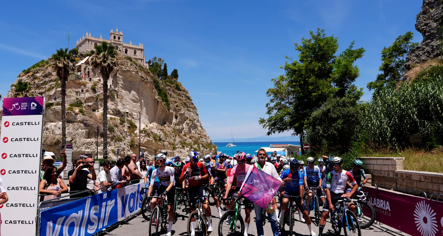 Giro Next Gen, partito da Tropea verso Crotone nella seconda tappa calabrese\n