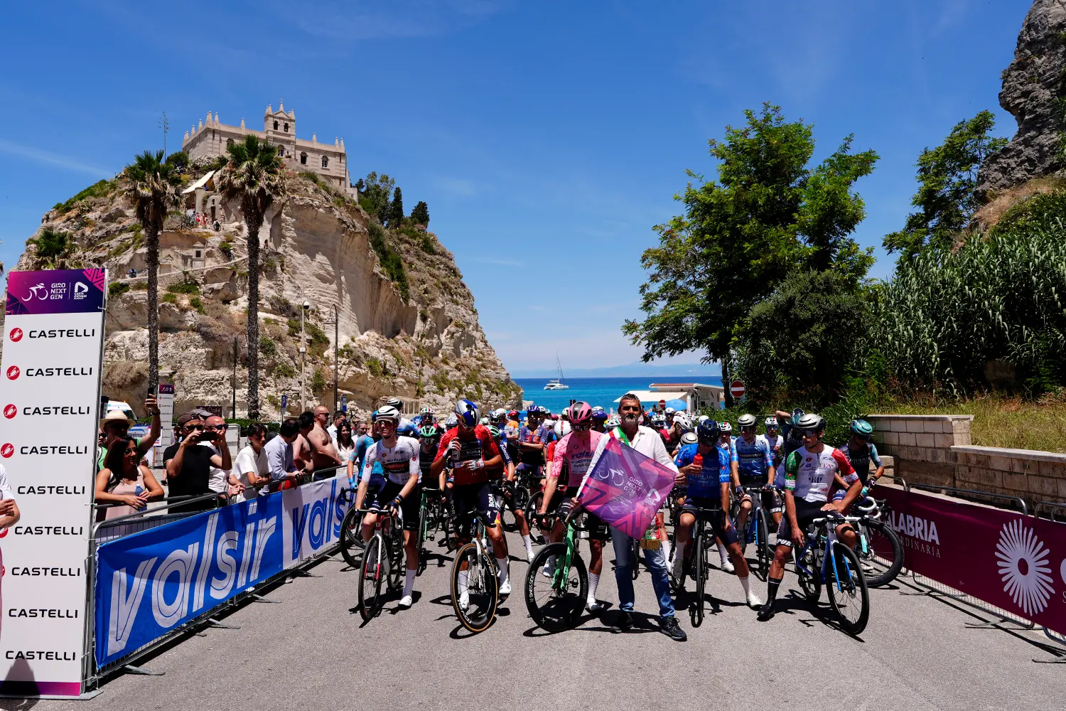 Giro Next Gen, partito da Tropea verso Crotone nella seconda tappa calabrese\n