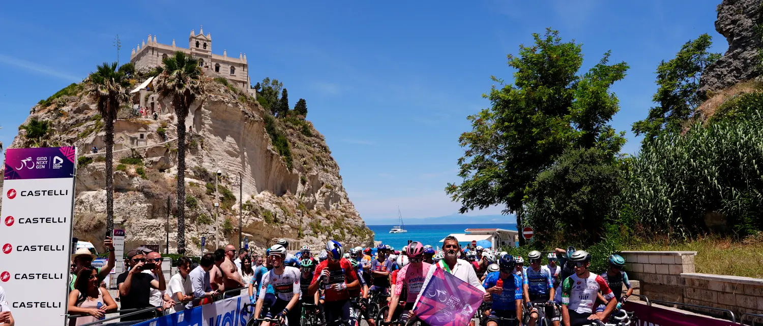 Giro Next Gen, partito da Tropea verso Crotone nella seconda tappa calabrese\n