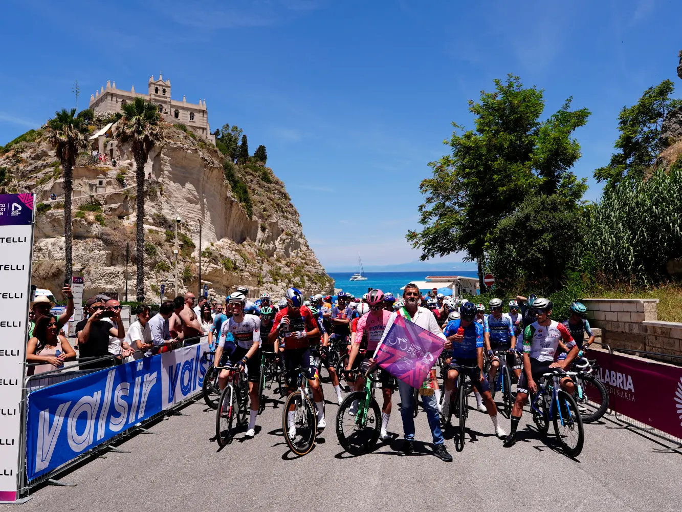 Giro Next Gen, partito da Tropea verso Crotone nella seconda tappa calabrese