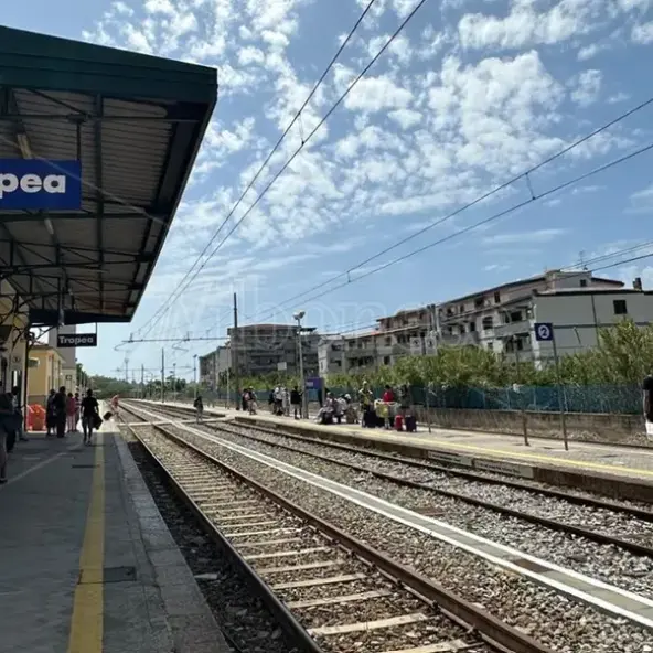 Trenitalia potenzia l’estate (anche) lungo la Costa degli Dei: diverse nuove fermate a Tropea\n
