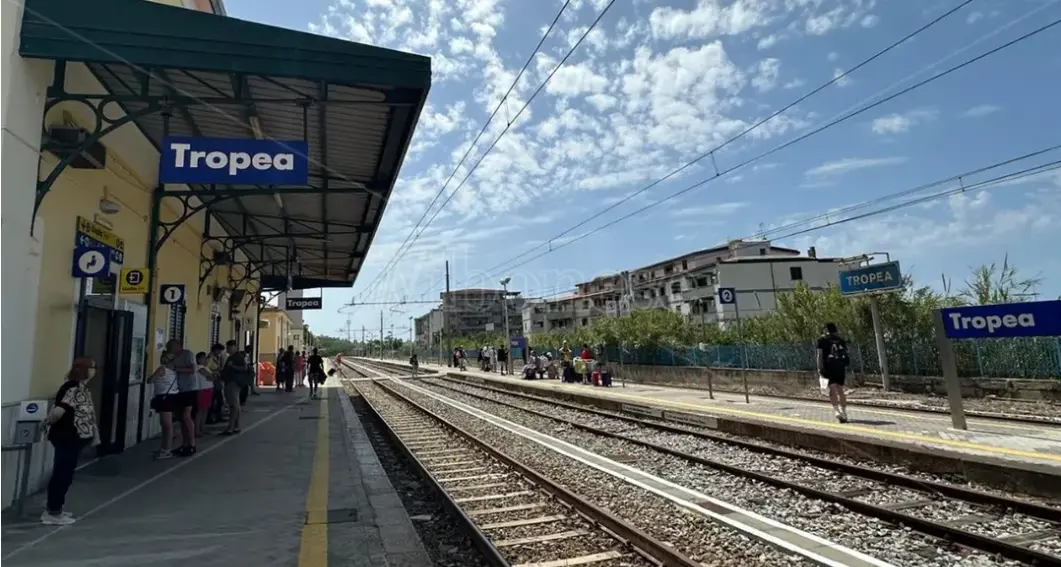 Trenitalia potenzia l’estate (anche) lungo la Costa degli Dei: diverse nuove fermate a Tropea\n