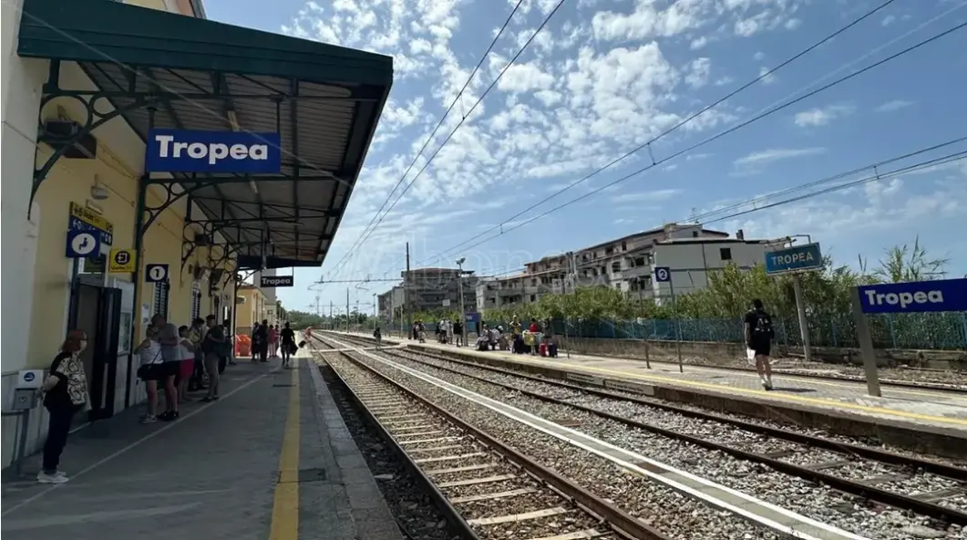 Trenitalia potenzia l’estate (anche) lungo la Costa degli Dei: diverse nuove fermate a Tropea\n