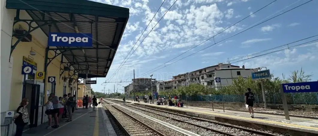 Trenitalia potenzia l’estate (anche) lungo la Costa degli Dei: diverse nuove fermate a Tropea\n