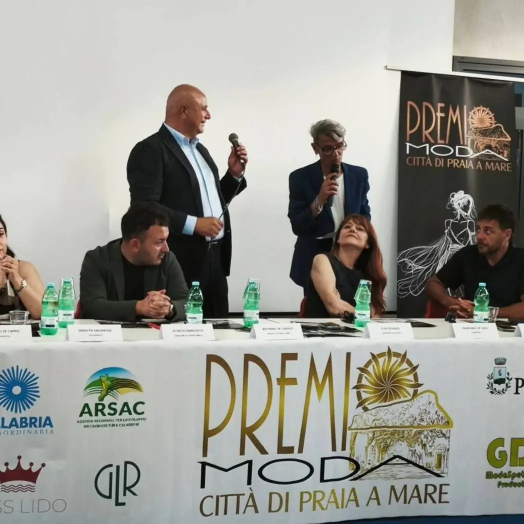 Presentata la 5ª edizione del Premio Moda Città di Praia a Mare: il 6 settembre 2026 il gran\u00A0défilé sul Viale della Libertà\n