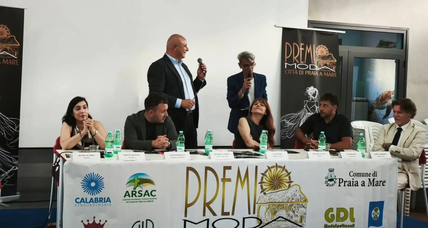 Presentata la 5ª edizione del Premio Moda Città di Praia a Mare: il 6 settembre 2026 il gran\u00A0défilé sul Viale della Libertà\n