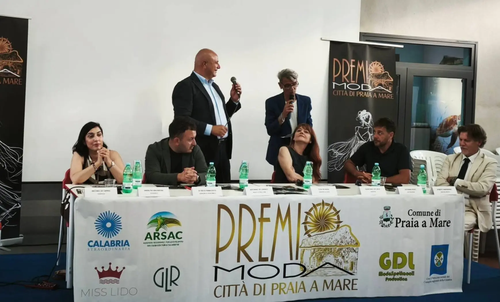 Presentata la 5ª edizione del Premio Moda Città di Praia a Mare: il 6 settembre 2026 il gran\u00A0défilé sul Viale della Libertà\n