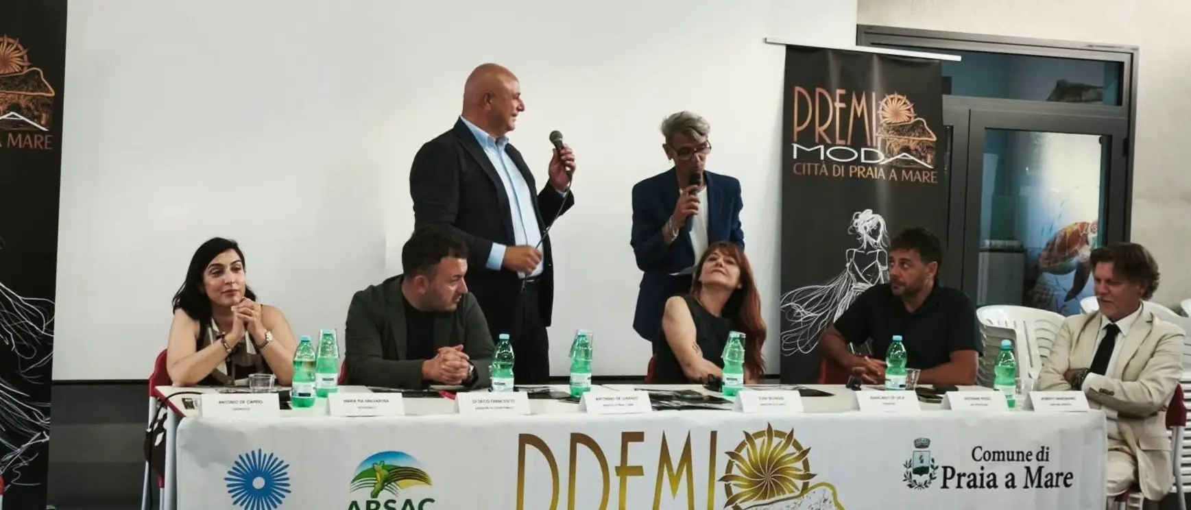 Presentata la 5ª edizione del Premio Moda Città di Praia a Mare: il 6 settembre 2026 il gran\u00A0défilé sul Viale della Libertà\n