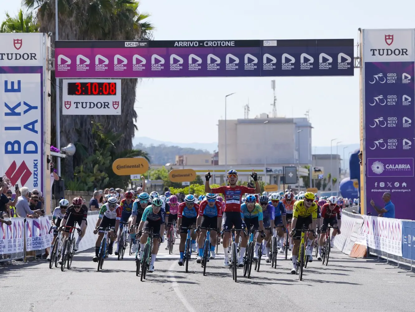Giro Next Gen, Donati conquista Crotone e si prende anche la Maglia Rosa