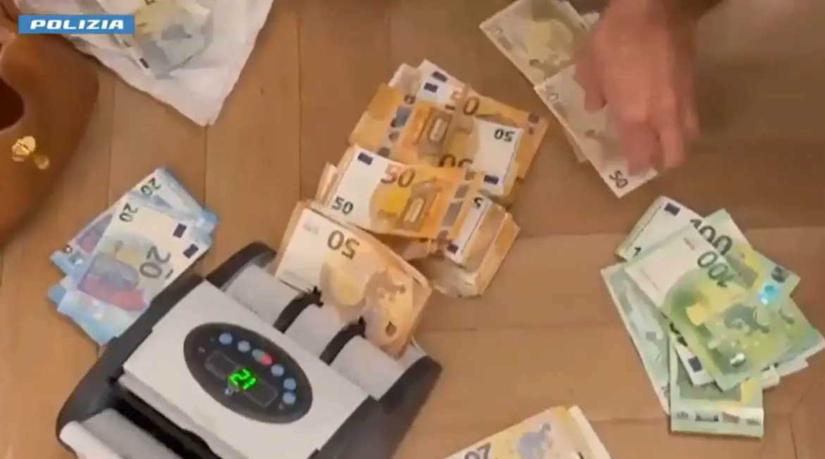 La banca fantasma del narcotraffico che riciclava per la ’ndrangheta: un sistema clandestino da 100 milioni l'anno\n