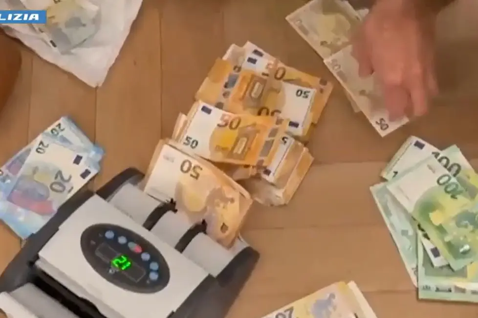La banca fantasma del narcotraffico che riciclava per la ’ndrangheta: un sistema clandestino da 100 milioni l'anno\n