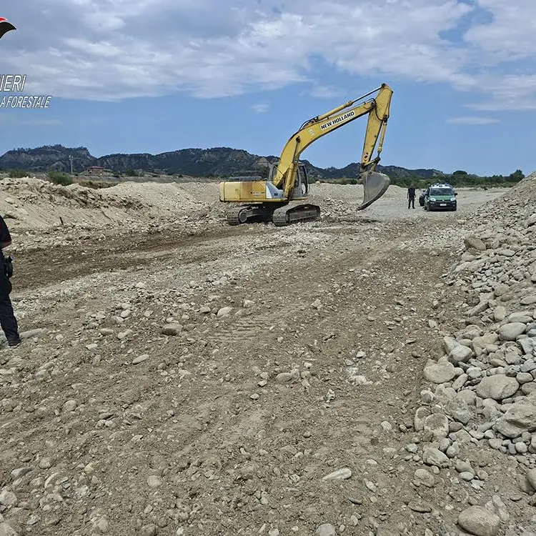Scavi abusivi nel fiume Neto, due arresti e quattro denunciati: sequestrati escavatore, pala meccanica e autocarro\n
