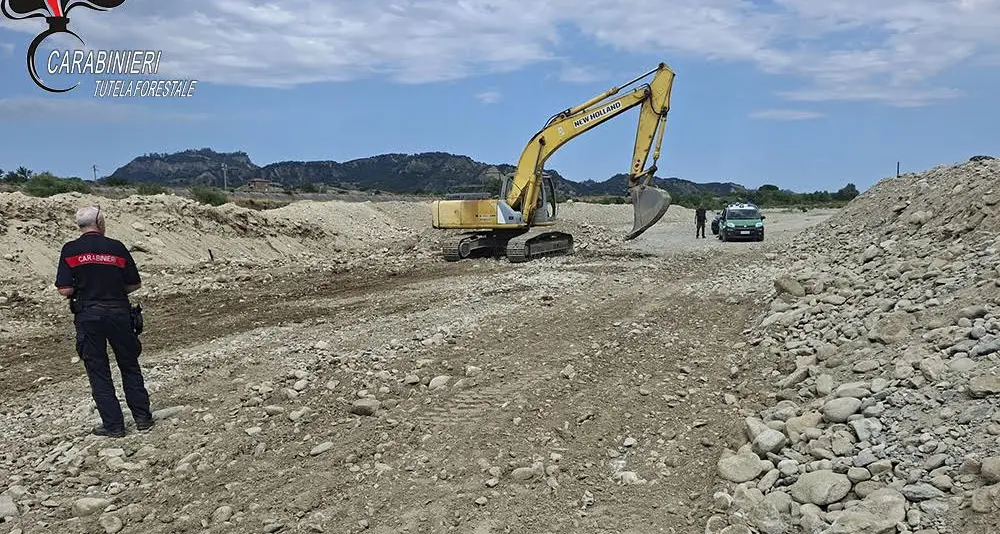 Scavi abusivi nel fiume Neto, due arresti e quattro denunciati: sequestrati escavatore, pala meccanica e autocarro\n