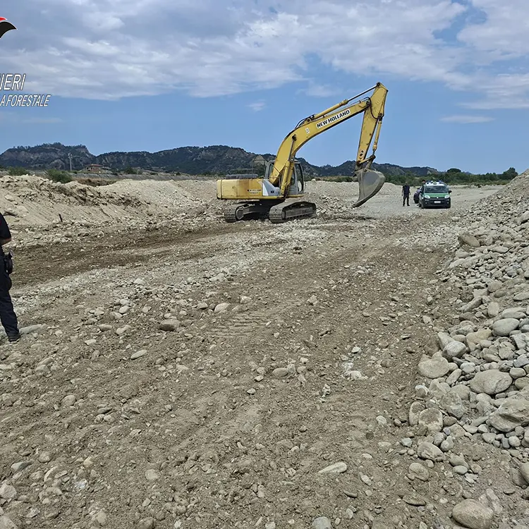 Prelievo illegale di materiale dal fiume Neto: due arresti e quattro deferimenti a Belvedere Spinello\n