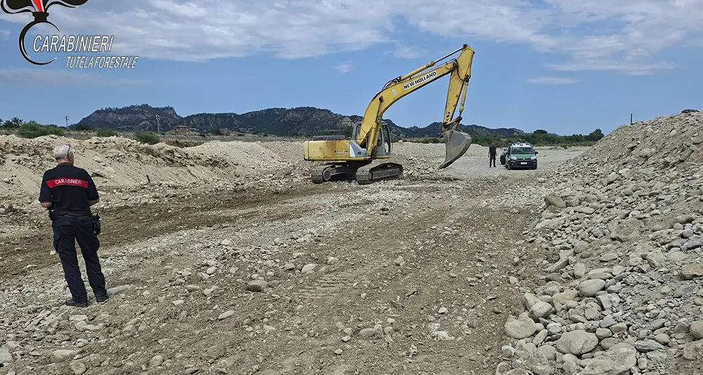 Prelievo illegale di materiale dal fiume Neto: due arresti e quattro deferimenti a Belvedere Spinello\n
