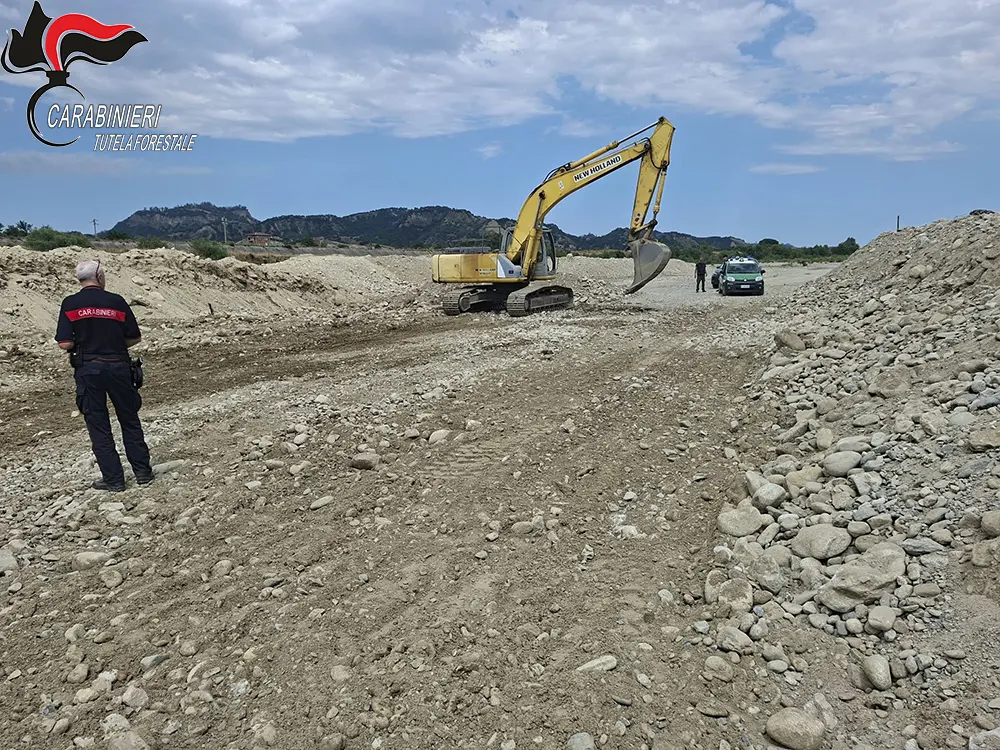 Prelievo illegale di materiale dal fiume Neto: due arresti e quattro deferimenti a Belvedere Spinello\n