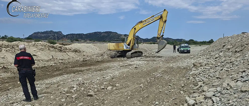 Prelievo illegale di materiale dal fiume Neto: due arresti e quattro deferimenti a Belvedere Spinello\n