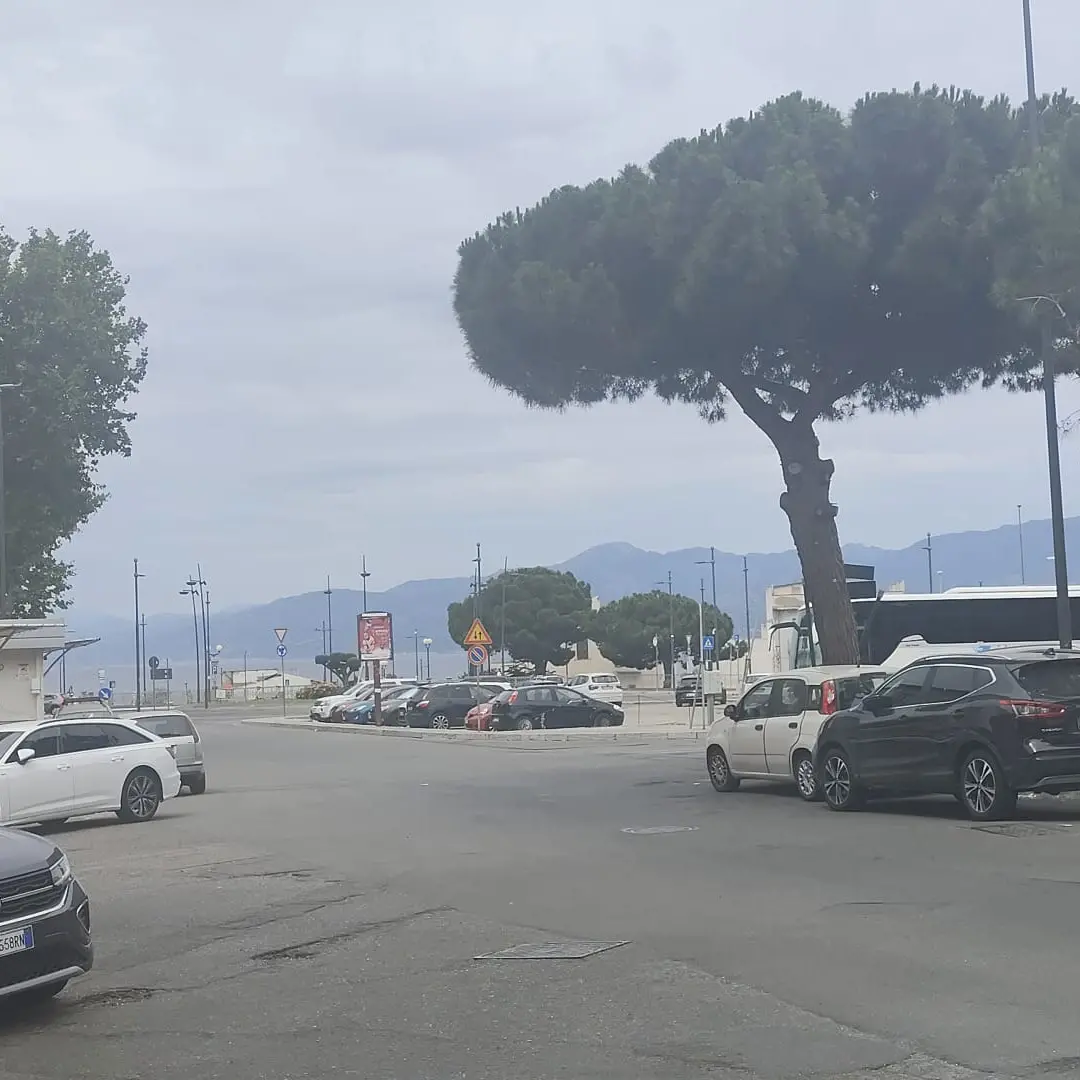 Reggio, probabile atto intimidatorio in via Florio: artificieri in azione scoprono tanica di benzina\n