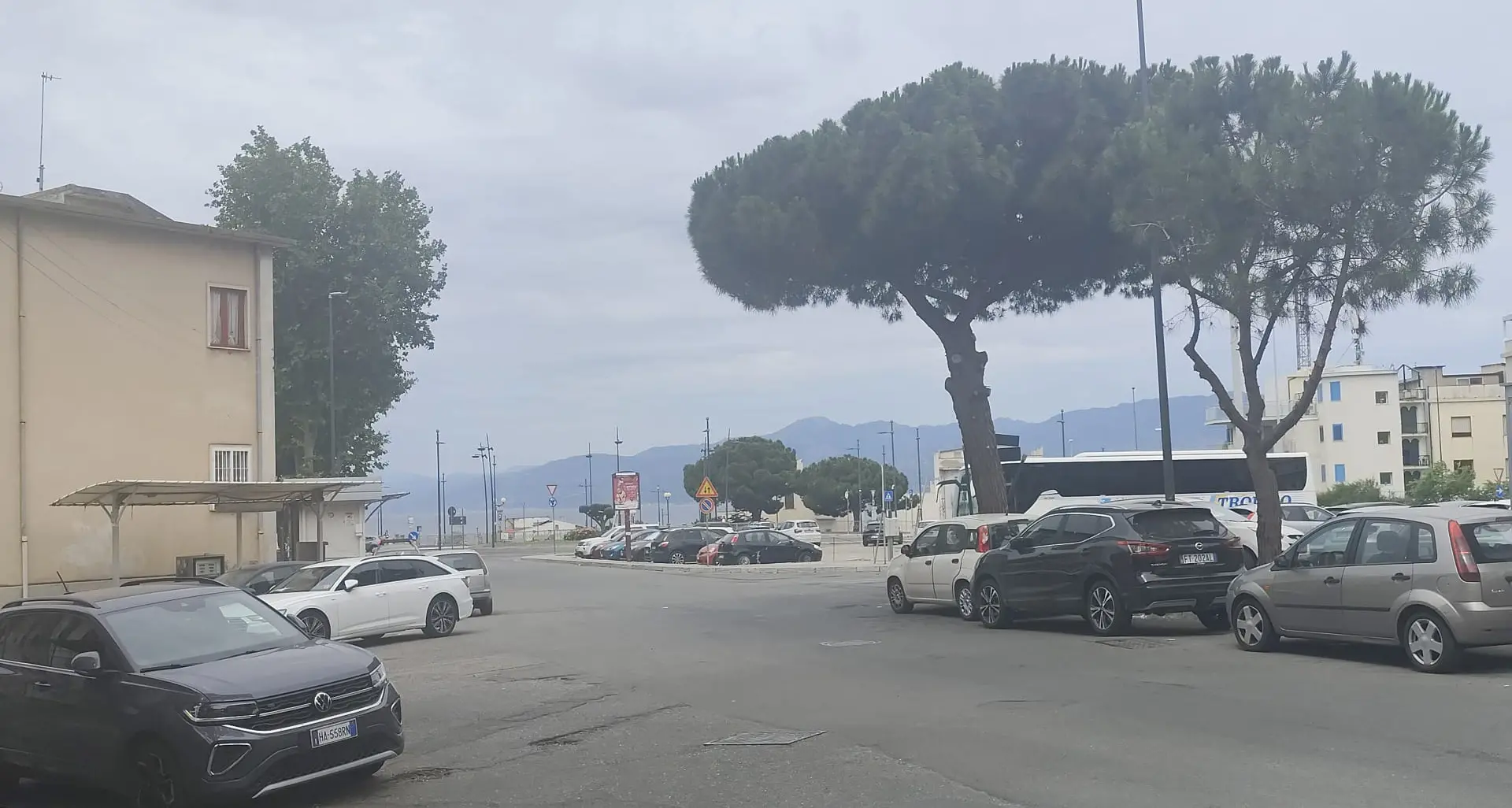 Reggio, probabile atto intimidatorio in via Florio: artificieri in azione scoprono tanica di benzina\n