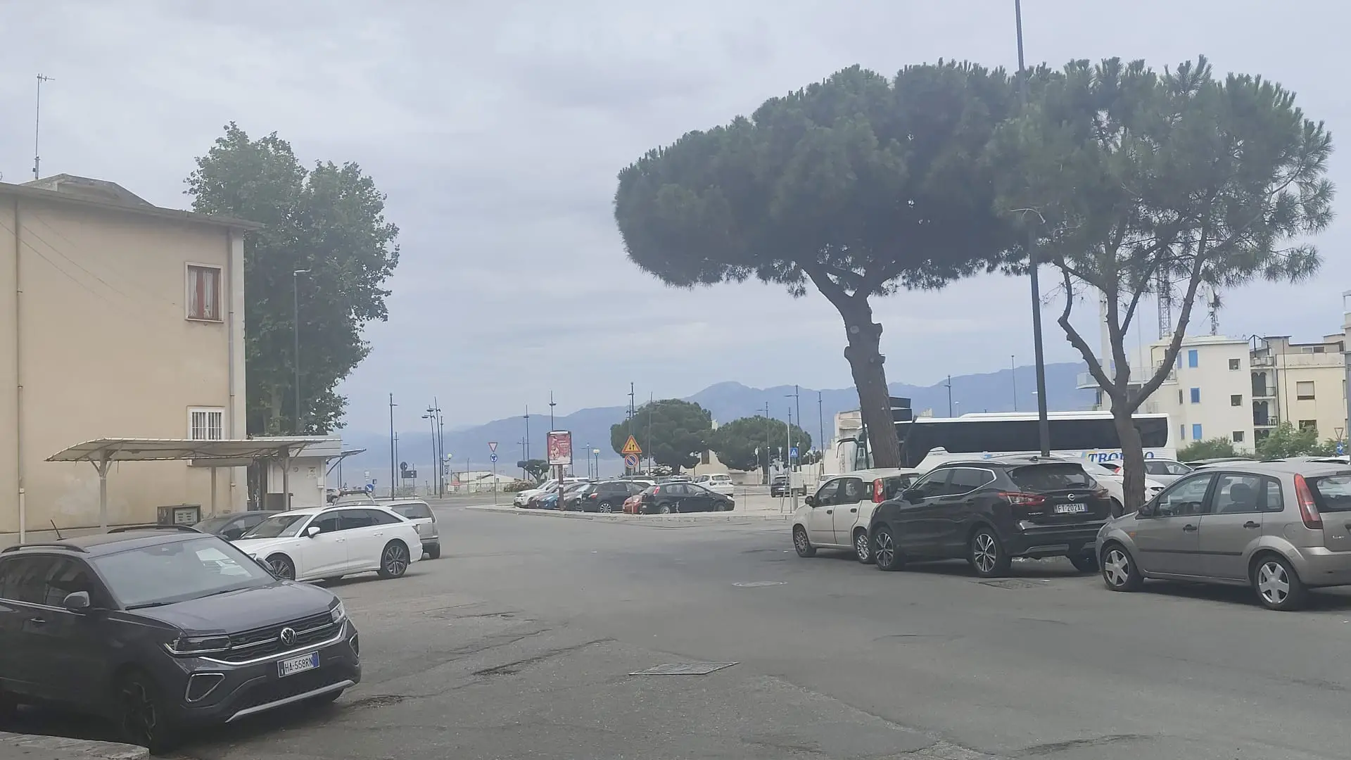 Reggio, probabile atto intimidatorio in via Florio: artificieri in azione scoprono tanica di benzina\n
