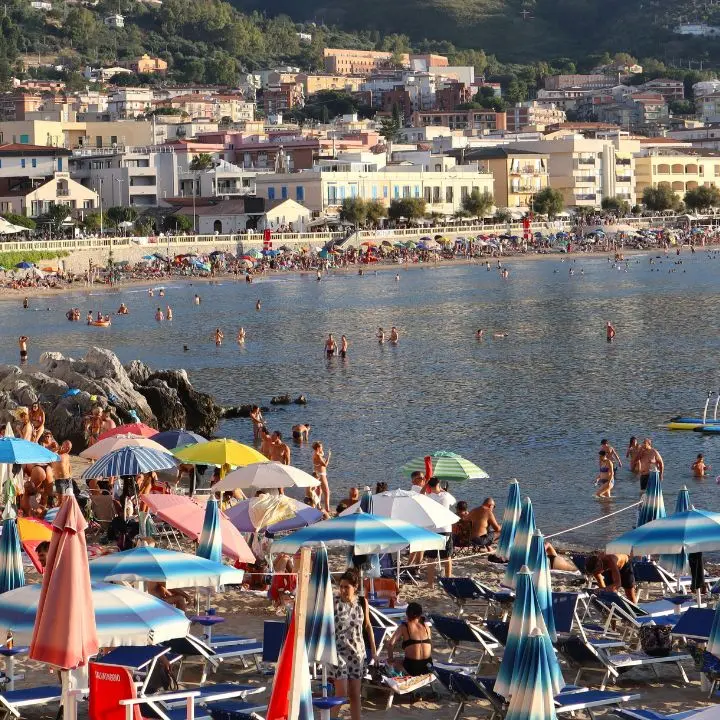 Turismo, a luglio e\u00A0agosto in Italia previsti oltre 40 milioni di arrivi ma aumentano tutti i costi\n