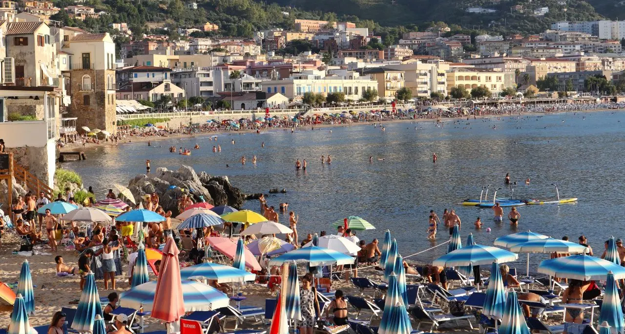 Turismo, a luglio e\u00A0agosto in Italia previsti oltre 40 milioni di arrivi ma aumentano tutti i costi\n