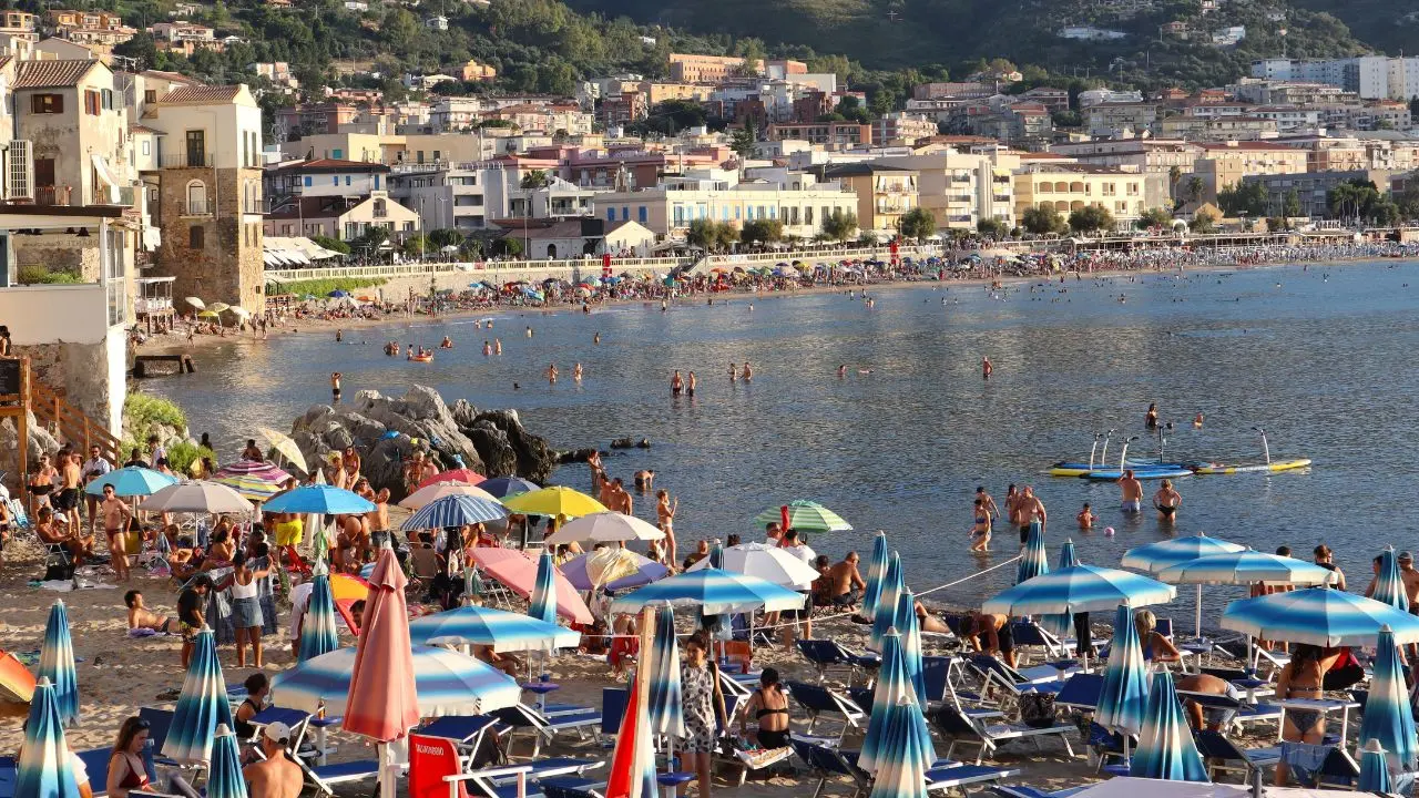 Turismo, a luglio e\u00A0agosto in Italia previsti oltre 40 milioni di arrivi ma aumentano tutti i costi\n