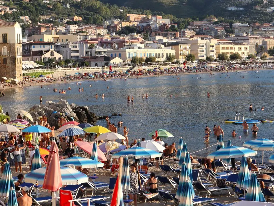 Turismo, a luglio e agosto in Italia previsti oltre 40 milioni di arrivi ma aumentano tutti i costi