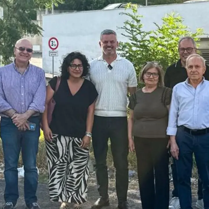 Cosenza, parcheggi selvaggi e traffico congestionato in via De\u00A0Gasperi. Mancini: «Residenti prigionieri in casa»\n