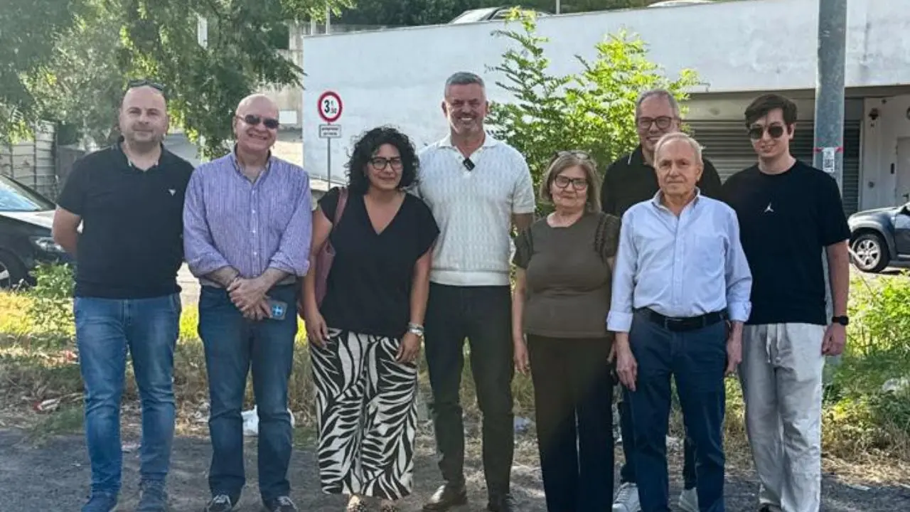 Cosenza, parcheggi selvaggi e traffico congestionato in via De\u00A0Gasperi. Mancini: «Residenti prigionieri in casa»\n