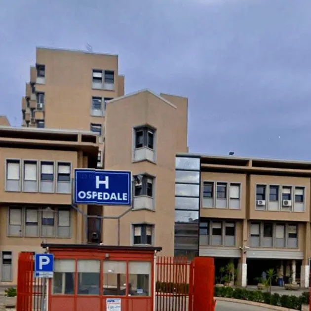 Corigliano, sfonda con l’auto l’ingresso del Pronto soccorso perché non ha notizie della moglie ricoverata\n