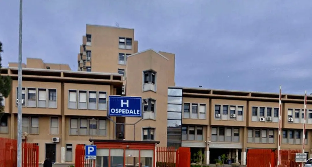 Corigliano, sfonda con l’auto l’ingresso del Pronto soccorso perché non ha notizie della moglie ricoverata\n