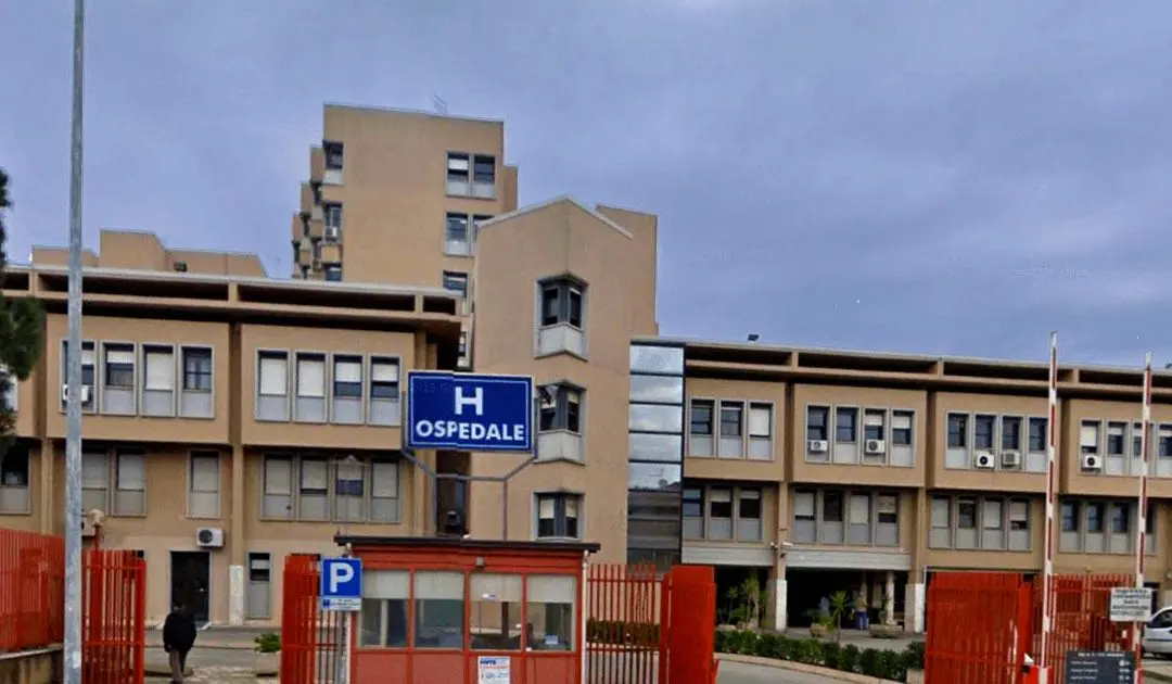 Corigliano, sfonda con l’auto l’ingresso del Pronto soccorso perché non ha notizie della moglie ricoverata\n