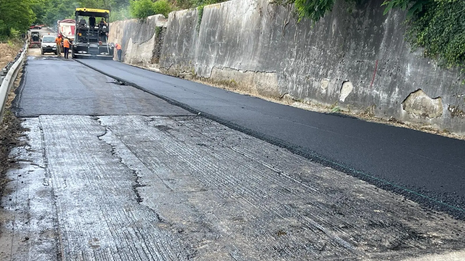 <p>Sp 53 Vazzano-Vallelonga, steso l’asfalto <span style=\"color:hsl(0, 75%, 60%);\">a 3 mesi dalla chiusura</span>: «Fine dell’isolamento, ora più attenzione alle aree interne»</p>