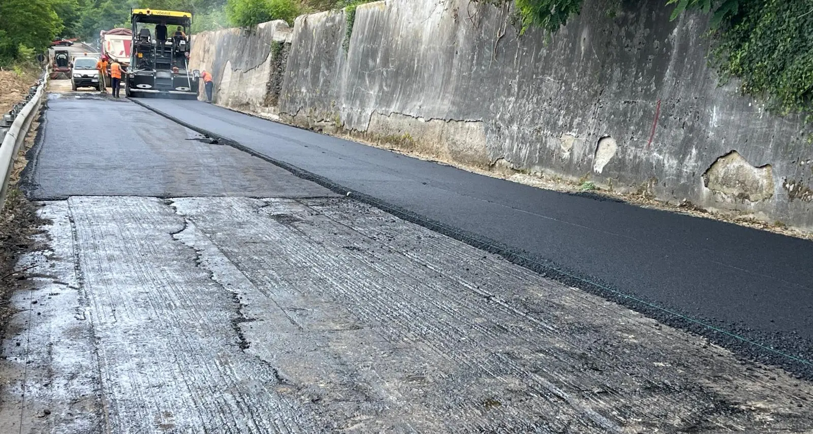 <p>Sp 53 Vazzano-Vallelonga, steso l’asfalto <span style=\"color:hsl(0, 75%, 60%);\">a 3 mesi dalla chiusura</span>: «Fine dell’isolamento, ora più attenzione alle aree interne»</p>