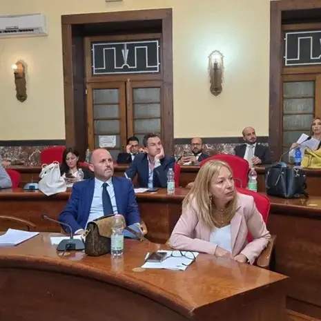 Depositi costieri a Vibo Marina, la minoranza porta in Consiglio il caso del piano d’emergenza ma senza l’ok della maggioranza\u00A0\n