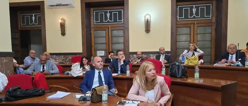 Depositi costieri a Vibo Marina, la minoranza porta in Consiglio il caso del piano d’emergenza ma senza l’ok della maggioranza\u00A0\n