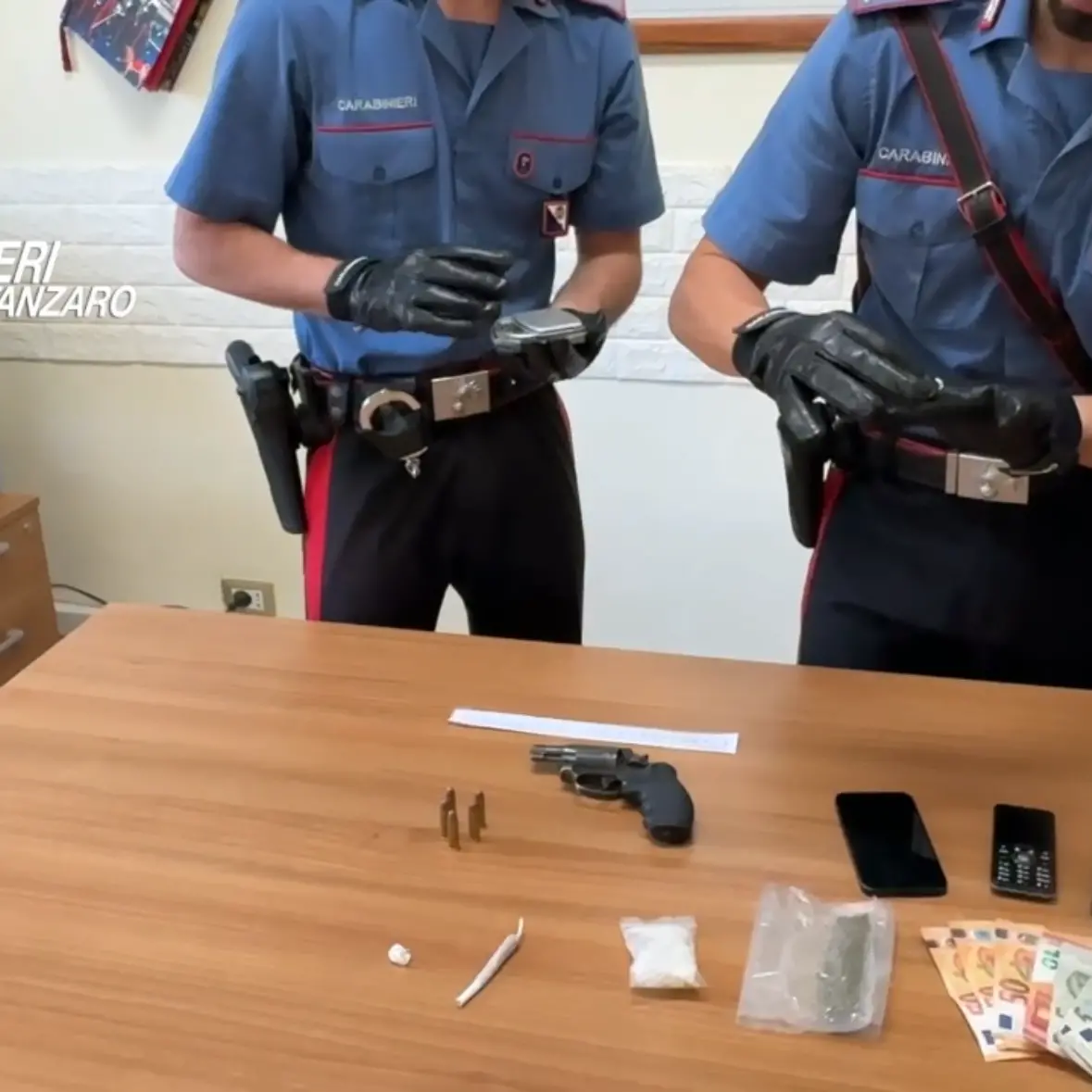 <p>Trovato con un revolver calibro 38 durante un controllo: arrestato nel Catanzarese</p>