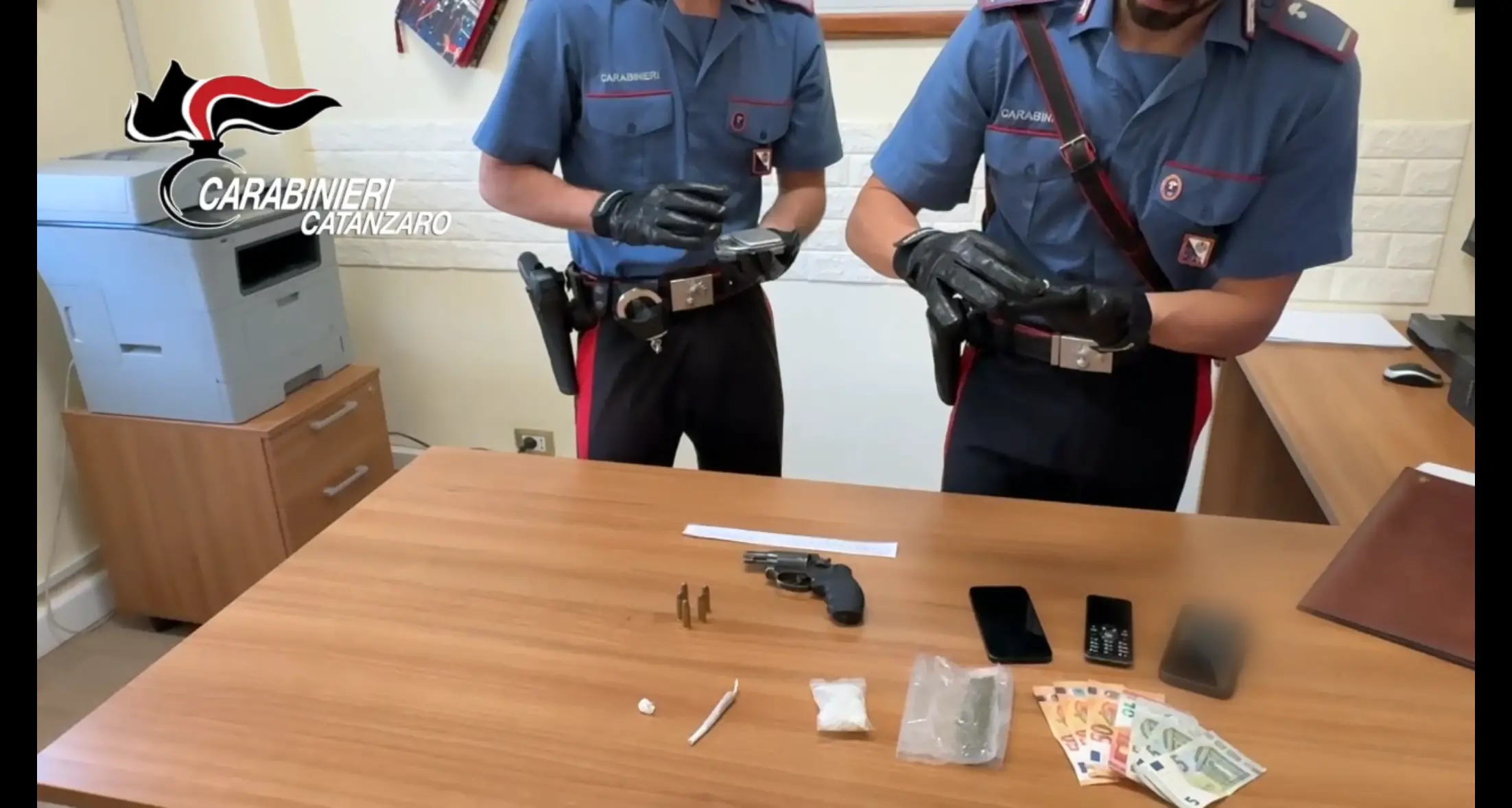 Davoli: trovato in possesso di un revolver calibro 38, arrestato dai Carabinieri della locale Stazione\n