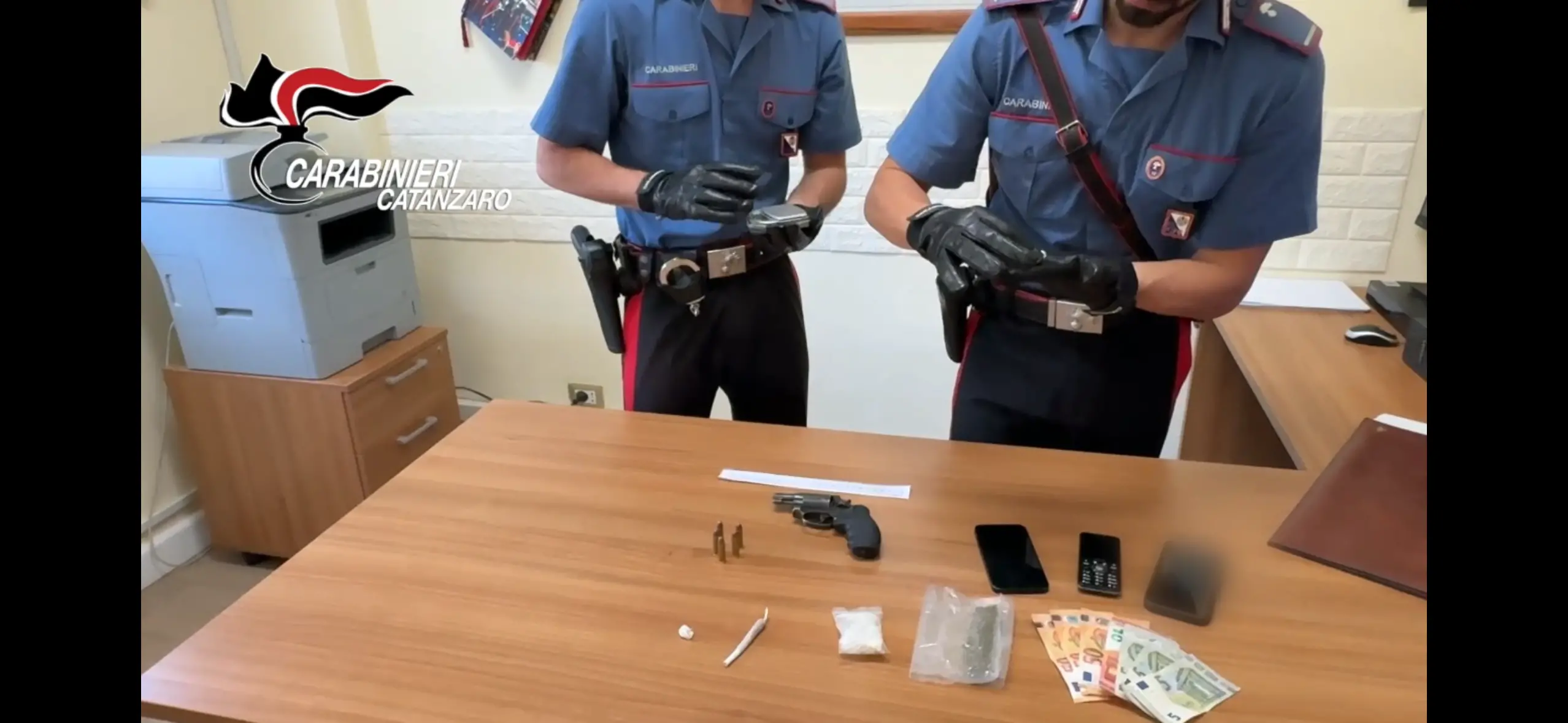 Davoli: trovato in possesso di un revolver calibro 38, arrestato dai Carabinieri della locale Stazione\n