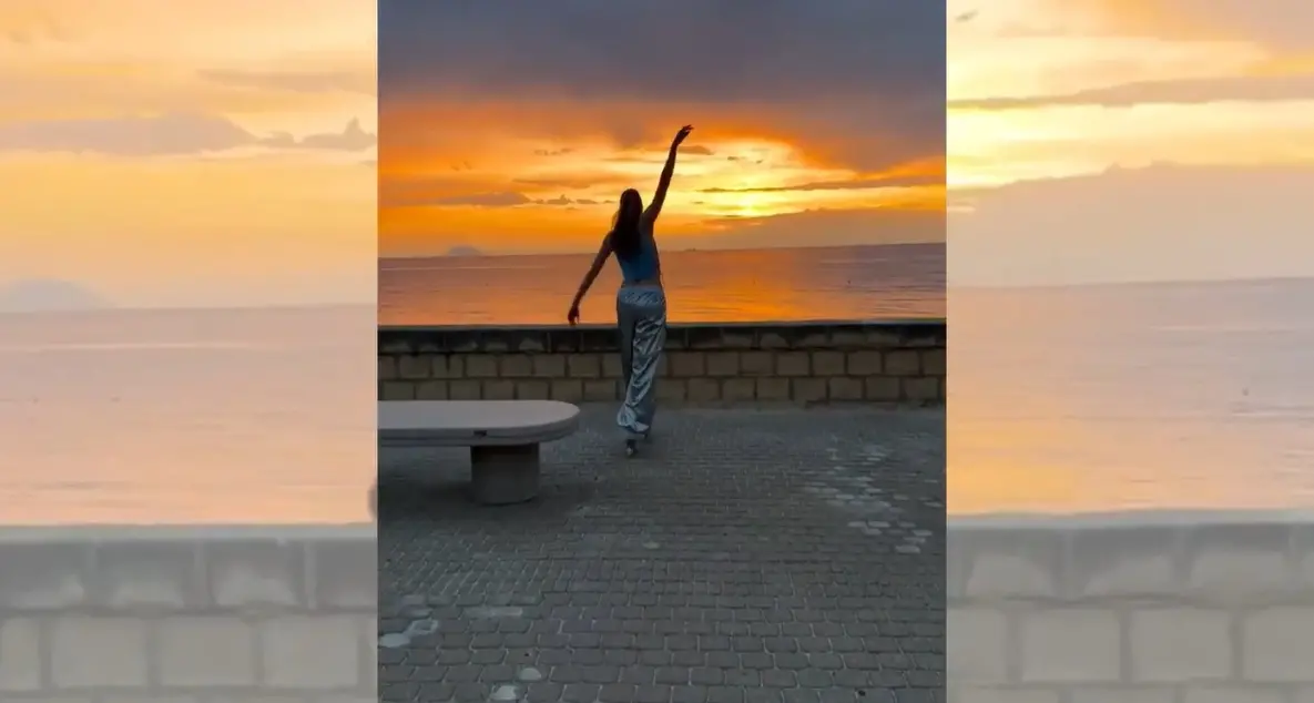 Carolina Kostner danza sui pattini nella luce del tramonto a Tropea: il VIDEO\n